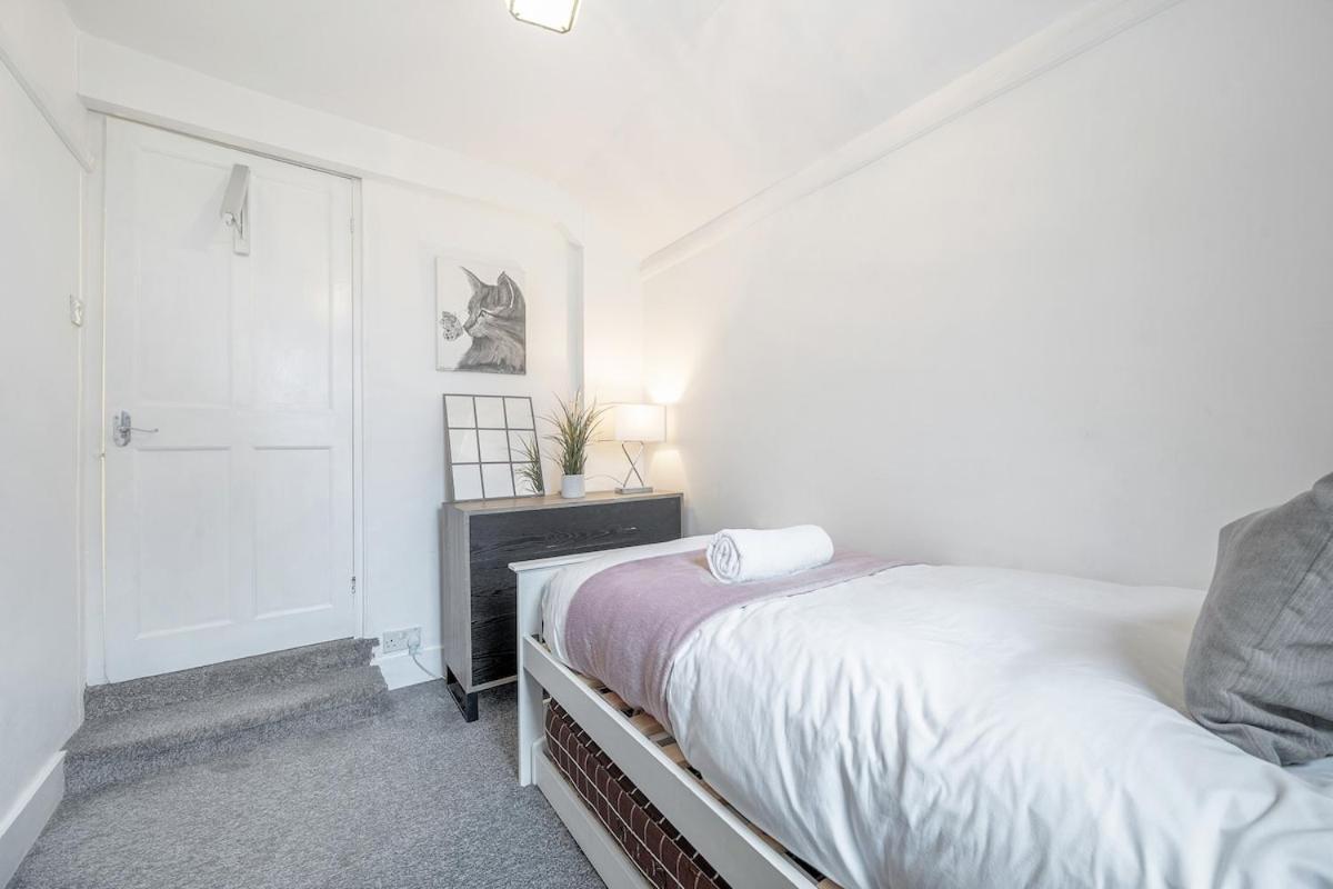 New 3 Bed Victorian Dream House Holiday home Staines-upon-Thames